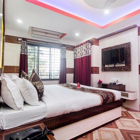 Oyo 16064 Tirupati Lodge Силигури Екстериор снимка