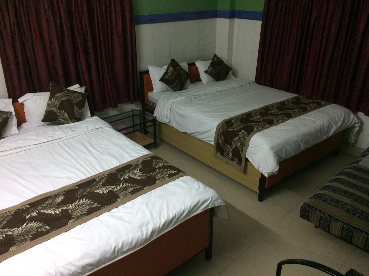 Oyo 16064 Tirupati Lodge Силигури Екстериор снимка
