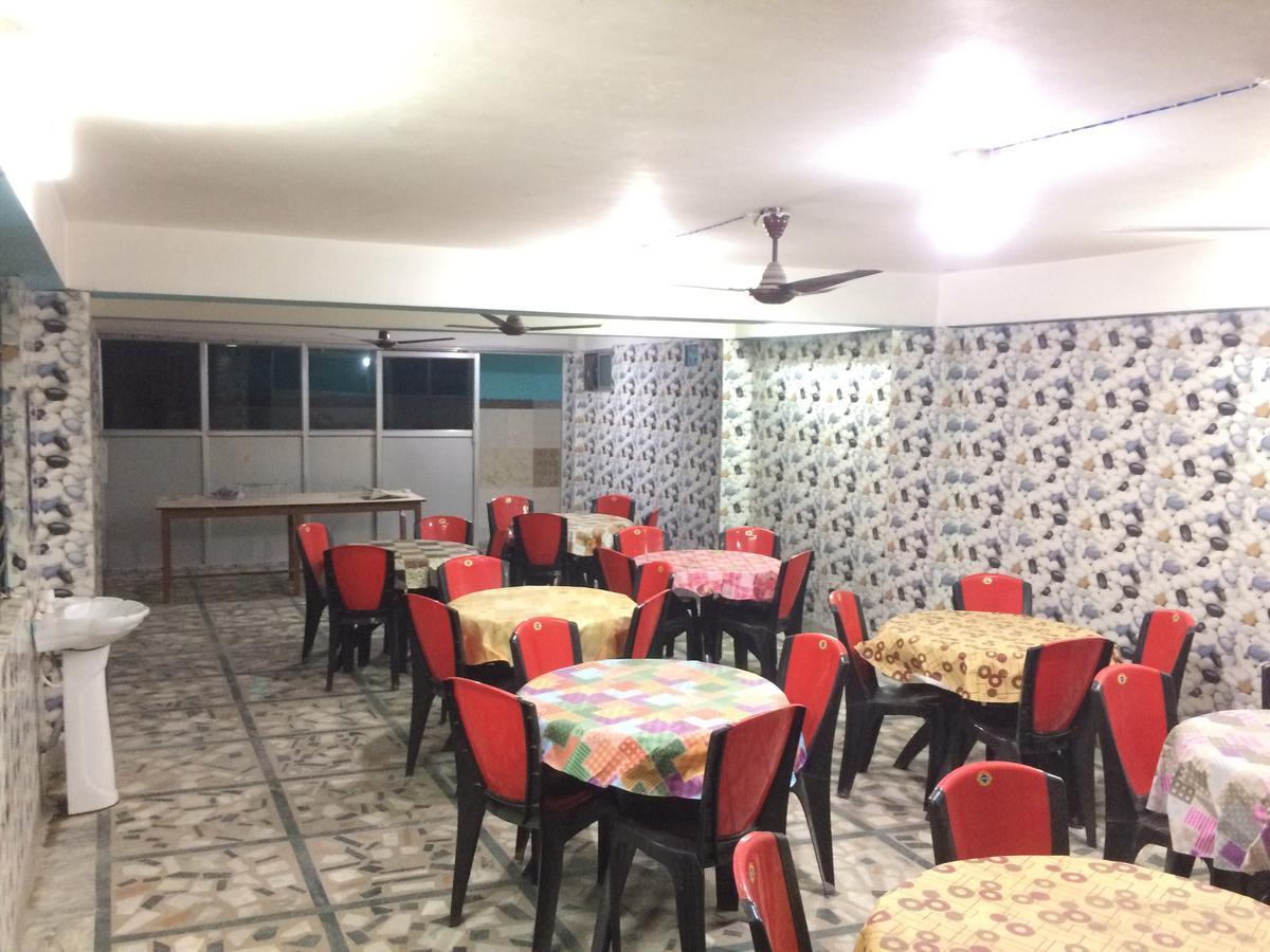 Oyo 16064 Tirupati Lodge Силигури Екстериор снимка