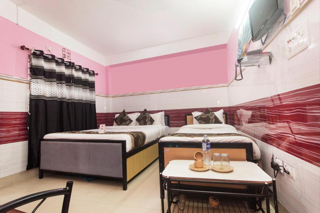 Oyo 16064 Tirupati Lodge Силигури Екстериор снимка
